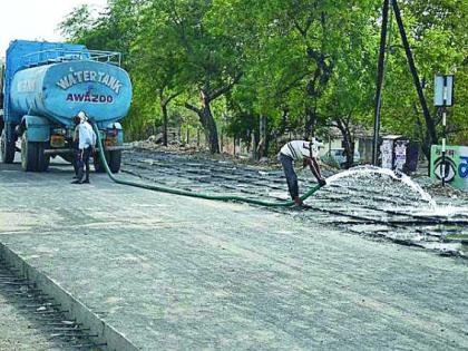 Water tanker for curving of the road | रस्त्याच्या क्युरिंगसाठी टँकरने पाणी