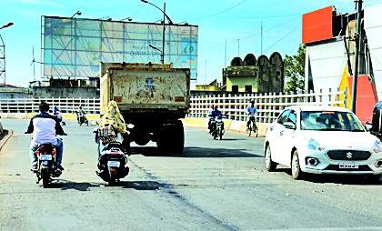 The unique flyover too PWD also has its eyes closed | जगावेगळा उड्डाणपूल पीडब्ल्यूडीनेही मिटले डोळे