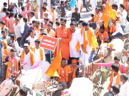  Majalgaon Dainale; For the questions of the farmers, the bullock cart in the tehsil of Sen | माजलगाव दणाणले ; शेतक-यांच्या प्रश्नासाठी सेनेचा तहसीलवर बैलगाडी मोर्चा