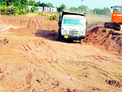 Failure to block illegal mroom excavation | अवैध मुरूम उत्खननावर आळा बसविण्यात अपयश Failure to block illegal mroom excavation | अवैध मुरूम उत्खननावर आळा बसविण्यात अपयश