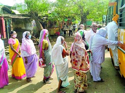 Dean buses in the service of seniors for vaccination | लसीकरणासाठी ज्येष्ठांच्या सेवेत दाेन बसेस