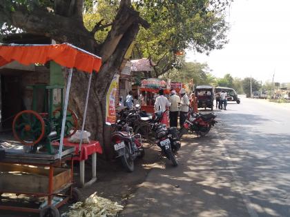  Road dew due to heat intensity | उन्हाची तीव्रता वाढल्याने रस्ते ओस