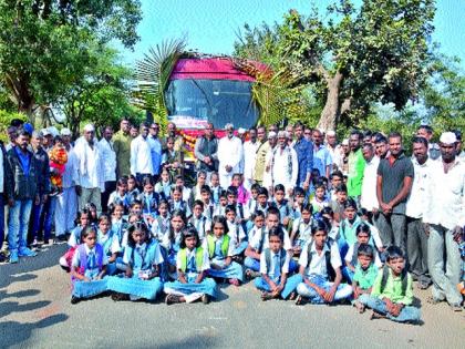 ... and the MLA reached the village by bus! | ...अन् आमदार बस घेऊनच गावात पोहोचले!