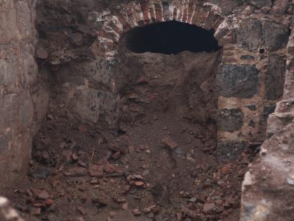 The entrance of the subway road found in Chanderi | चांदोरीत आढळले भुयारी मार्गाचे प्रवेशद्वार