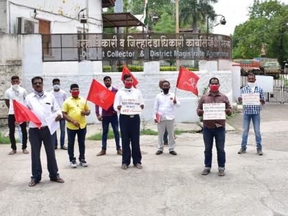 Protest against petrol price hike by CPI (M), protests at the Collector's office | पेट्रोल दरवाढीचा भाकपकडून निषेध, जिल्हाधिकारी कार्यालयावर निदर्शने