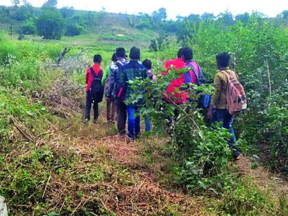 Hundreds of students missed the bus facility | बस सुविधेअभावी शेकडो विद्यार्थ्यांची गोची