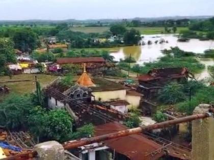 Riverside rural areas in Chandrapur district are still surrounded by floods | चंद्रपूर जिल्ह्यात नदीकाठावरील ग्रामीण भागाला अजूनही पुराचा वेढा