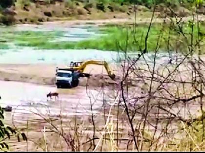 Illegal mining of sand on the Kodashi ghat | कोडशी घाटावर रेतीचे अवैध खनन