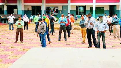 Stopped online education due to non-payment of fees; Parents angry | शुल्क न भरल्याने ऑनलाईन शिक्षण बंद केले; पालक संतप्त Stopped online education due to non-payment of fees; Parents angry | शुल्क न भरल्याने ऑनलाईन शिक्षण बंद केले; पालक संतप्त
