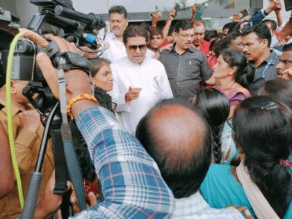 Raj Thackeray listens to women protesting outside a hotel in Chandrapur | राज ठाकरे यांनी चंद्रपुरात हाॅटेलबाहेर निदर्शने करणाऱ्या महिलांची ऐकली गाऱ्हाणी