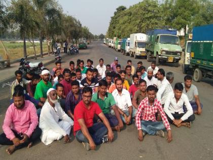 Garbage collection in the dust Contract Worker's Labor Workshop | धुळयात कचरा संकलन ठेकेदाराच्या कामगाराचे कामबंद आंदोलन