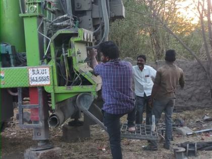  Farmers gave their own self-purchase to bore the Gram Panchayat to satisfy the thirst of the village | गावाची तहान भागविण्यासाठी शेतकऱ्याने स्वखर्चाने दिले ग्रामपंचायतीला बोअरवेल करून