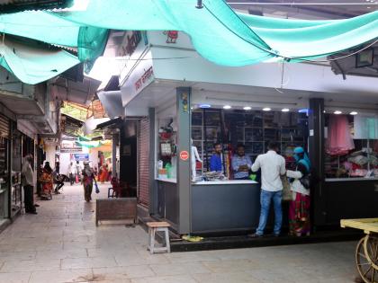  The market in Deolali is open | देवळालीतील बाजारपेठ खुली