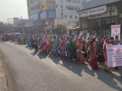 Demonstrations on behalf of CPI (M) in Dindori | दिंडोरीत माकपाच्या वतीने निदर्शने