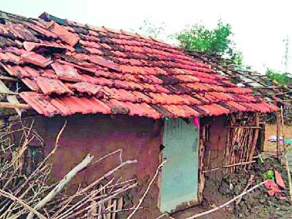 Wind damage due to windy rain | वादळी पावसाने घरांचे नुकसान