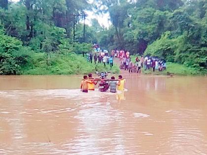 Fatal travel fiasco | पुलाअभावी जीवघेणा प्रवास Fatal travel fiasco | पुलाअभावी जीवघेणा प्रवास