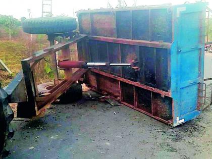 Parrot's tractor overturned | वऱ्हाड्यांचा ट्रॅक्टर उलटला