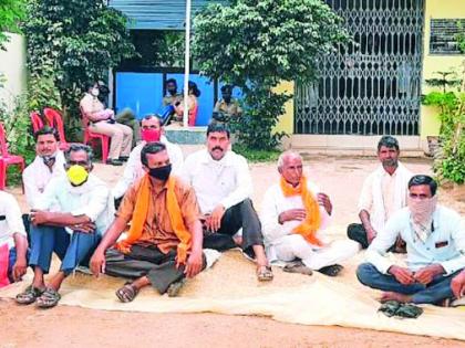 Farmers' sit-in agitation by keeping paddy | धान ठेवून शेतकऱ्यांचे ठिय्या आंदोलन