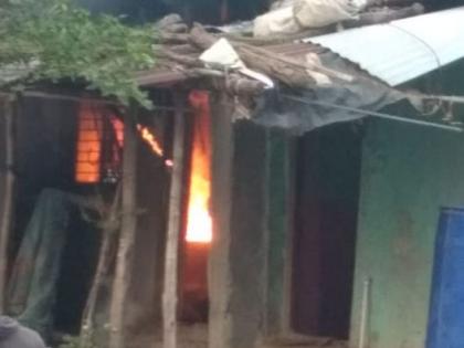 Police set fire to the young man's house after he molested her | पोलीस युवतीचा विनयभंग केल्याने युवकाचे घर पेटवले