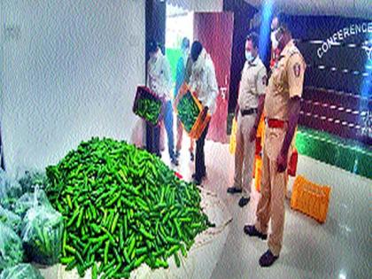 Cucumber presents to the police from the farmer | शेतकऱ्याकडून पोलिसांना काकडीची भेट