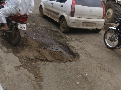  Roads in the Kalwan city fell due to pits | कळवण शहरात खड्डे पडल्यामुळे रस्त्यांची लागली वाट