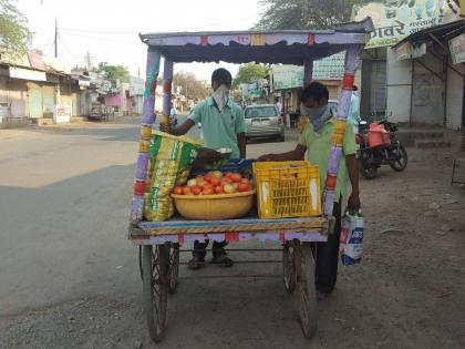 Traditional youths started the business of selling vegetables to Tata | वडापावला टाटा, परप्रांतीय युवकांनी सुरू केला भाजीपाला विक्रीचा व्यवसाय