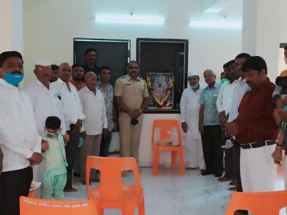 Meeting of police officers at Vitthal-Rukmini temple | विठ्ठल-रुक्मिणी मंदिरात पोलीस अधिकाऱ्यांची भेट