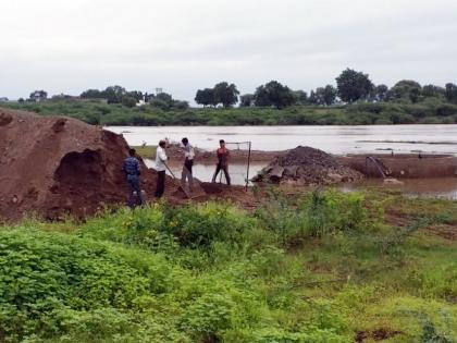  Illegal liquor pots from Girna river bed | गिरणा नदीपात्रातुन अवैध वाळु उपसा