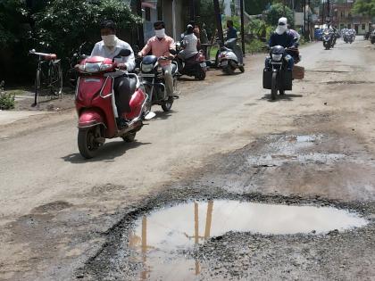 Roads were damaged due to rains | पावसामुळे झाली रस्त्यांची दैना