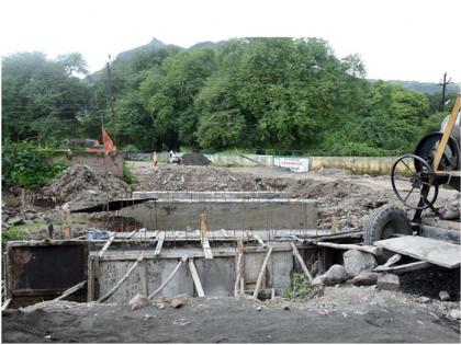 Work on the bridge begins in the rainy season | पुलाचे कामास ऐन पावसाळ्यात सुरुवात