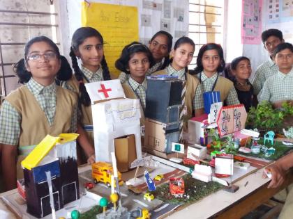 Science display at Nampur English School Higher Secondary School | नामपूर इंग्लिश स्कूल उच्च माध्यमिक विद्यालयात विज्ञान प्रदर्शन