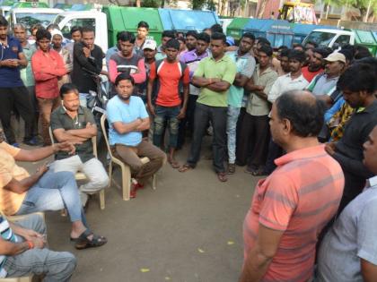 Contract Worker's Stamp | कंत्राटी सफाई कर्मचा:यांचा ठिय्या Contract Worker's Stamp | कंत्राटी सफाई कर्मचा:यांचा ठिय्या