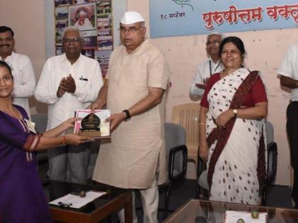 Rajshree Kulkarni was the first in the Purushottam lecture competition | पुरुषोत्तम वक्तृत्व स्पर्धेत राजश्री कुळकर्णी प्रथम Rajshree Kulkarni was the first in the Purushottam lecture competition | पुरुषोत्तम वक्तृत्व स्पर्धेत राजश्री कुळकर्णी प्रथम