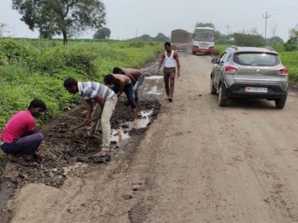 Finally the citizens have to extinguish the pits | शेवटी नागरिकांना बुजवावे लागताहेत खड्डे Finally the citizens have to extinguish the pits | शेवटी नागरिकांना बुजवावे लागताहेत खड्डे