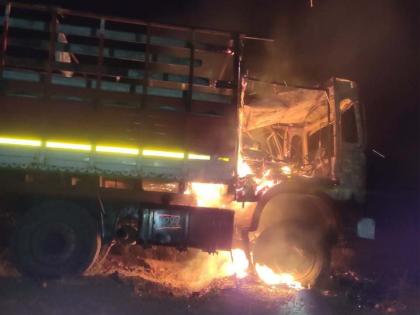 Fire on a running truck near Panbar | पानबाराजवळ धावत्या ट्रकला आग Fire on a running truck near Panbar | पानबाराजवळ धावत्या ट्रकला आग