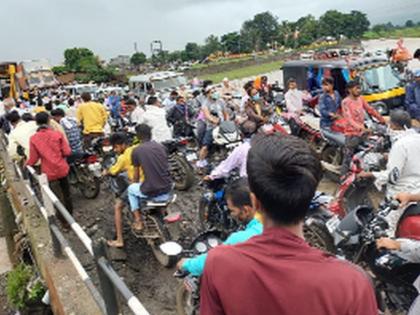Road traffic was fatal | रस्त्यावरील वाहतूक झाली जीवघेणी Road traffic was fatal | रस्त्यावरील वाहतूक झाली जीवघेणी