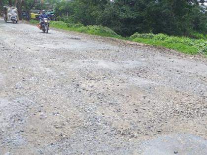 In just eight days the road went into a ditch | अवघ्या आठ दिवसात रस्ता गेला खड्ड्यात