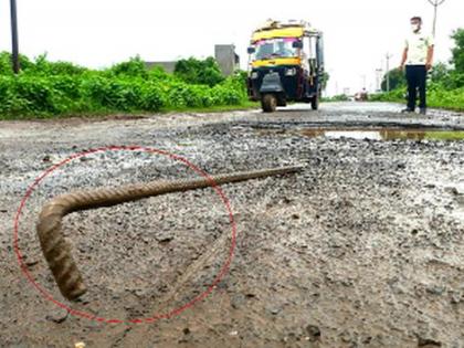 The iron spear protruding from the pavement is dangerous | फरशी पुलावर बाहेर निघालेली लोखंडी सळई ठरतेय धोकेदायक The iron spear protruding from the pavement is dangerous | फरशी पुलावर बाहेर निघालेली लोखंडी सळई ठरतेय धोकेदायक