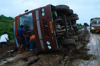 Two persons were injured when a container overturned near Susari dam on Shahada-Khetia road | शहादा-खेतिया रस्त्यावर सुसरी धरणाजवळ कंटेनर पलटी झाल्याने दोन जण जखमी Two persons were injured when a container overturned near Susari dam on Shahada-Khetia road | शहादा-खेतिया रस्त्यावर सुसरी धरणाजवळ कंटेनर पलटी झाल्याने दोन जण जखमी