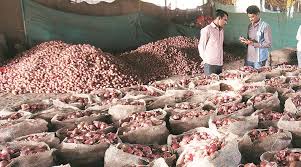 Reported arrival of one hundred thousand quintals of onion | कळवणला सव्वालाख क्विंटल कांद्याची आवक