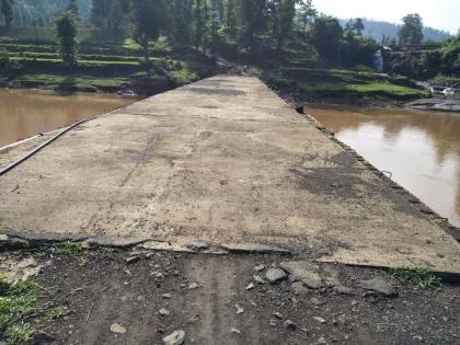 Bridge over Damangange without walls! | दमणगंगेवरील पूल कठड्यांविना!