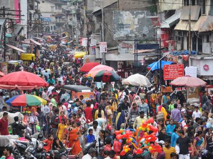 Crowded crowd for shopping | खरेदीसाठी उसळली गर्दी