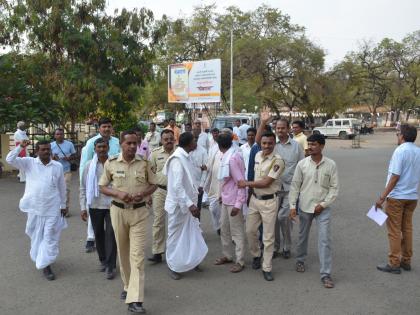 Police arrested four of the four attempting to commit suicide in Parbhani | परभणीत आत्मदहनाचा प्रयत्न करणाºया चौघांना पोलिसांनी पकडले