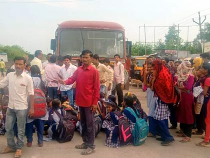 Parbhani: Students stopped by buses to demand bus service | परभणी : बससेवेच्या मागणीसाठी विद्यार्थिनींनी रोखल्या बस