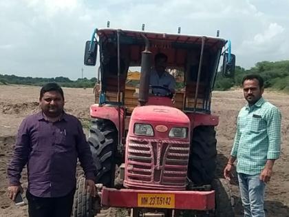 Parbhani: Two tractors seized by illegal sand traffickers | परभणी: अवैध वाळू वाहतूक करणारे ७ ट्रॅक्टर पकडले