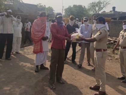 Pachora Forest Department distributes groceries to 5 destitute | पाचोरा वनविभागातर्फे २०० निराधारांना किराणा वाटप