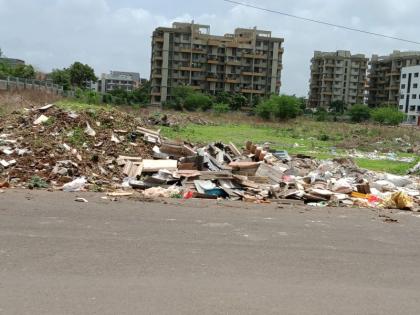 Piles of rubbish on Sharyunagar Road; Neglect of solid waste department | शरयूनगर रस्त्यावर कचऱ्याचे ढिग ; घनकचरा विभागाचे दुर्लक्ष 