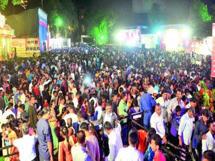 The crowd of devotees for Ganesh Darshan | गणेशदर्शनासाठी भक्तांची अलोट गर्दी