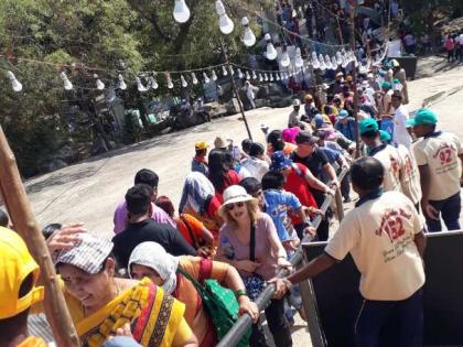 1.5 lakh devotees took bath in Darbari: Shravanabelagal kept crowded | १५ लाख भाविकांनी घेतले बाहुबलींचे दर्शन : श्रवणबेळगोळमध्ये गर्दीचा ओघ कायम