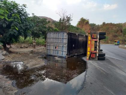  Shocking! Container of flammable acid reversed on Ghodbunder Road: Luckily survivors avoided | धक्कादायक! घोडबंदर रोडवर ज्वलनशील अ‍ॅसिडचा कंटेनर उलटला: सुदैवाने जिवित हानी टळली